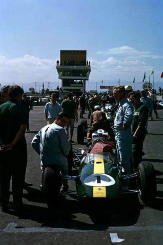 Sur la grille de départ avec Mike Spence à Mexico Sur la grille de départ avec Mike Spence à Mexico